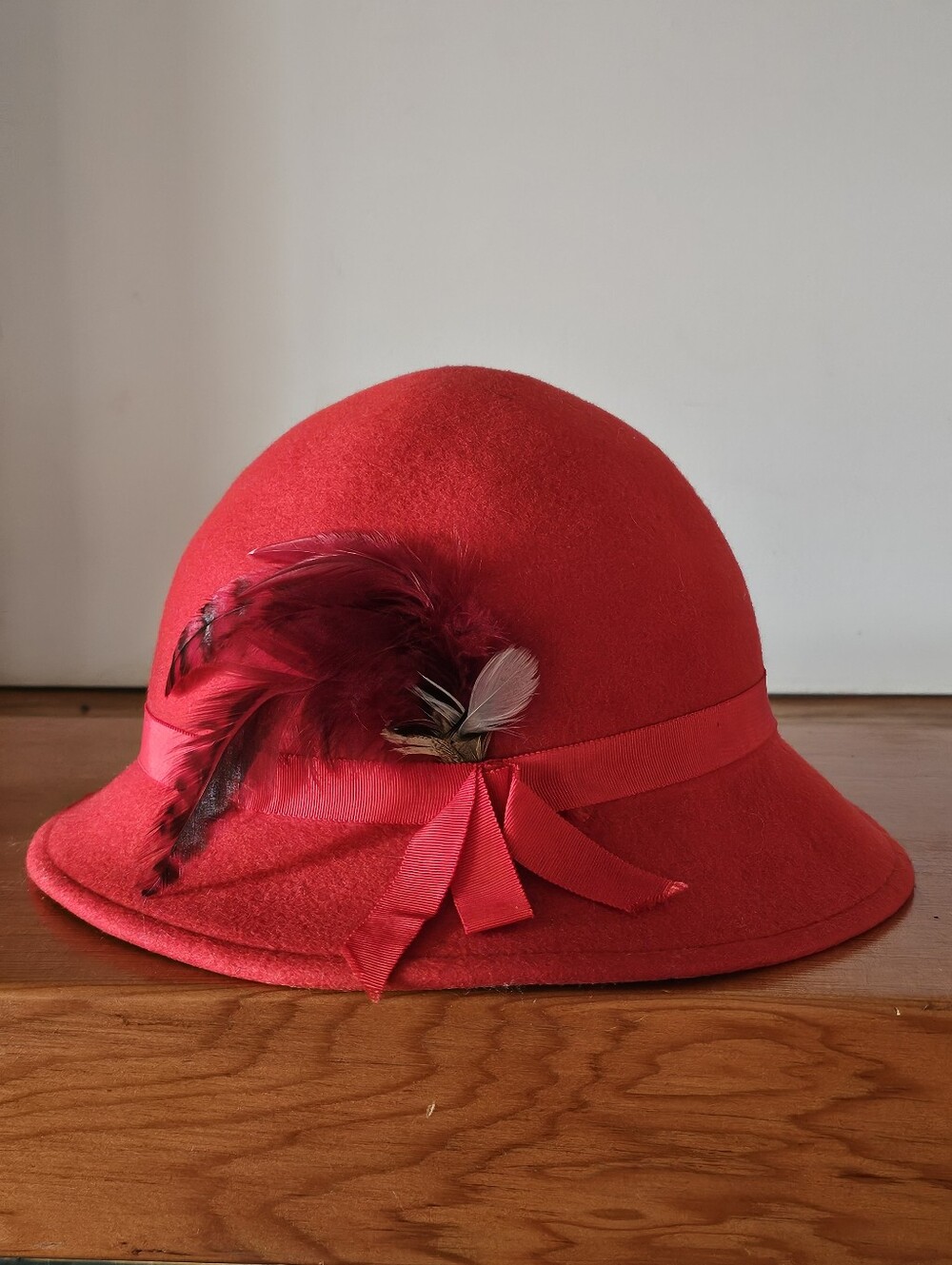 Stunning vintage M'Sieu Leon red wool felt cloche hat.